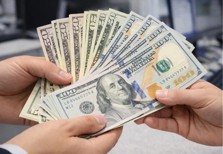 Notas de dólar americano na casa de câmbio